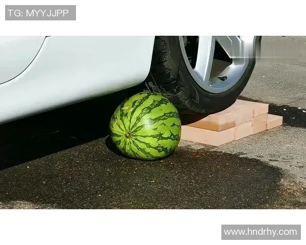 汽车碾压足球引发的安全隐患与交通教育的必要性探讨